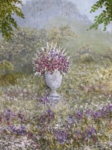 Akrylmålning av en klassisk stenurna fylld med rosa och vita blommor i en blommande trädgård med grönskande bakgrund.
