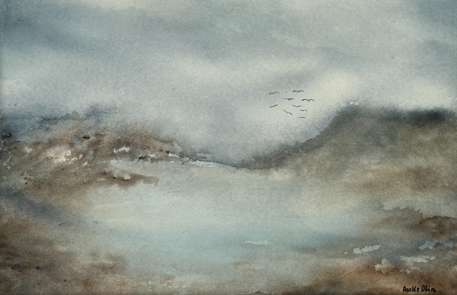 Akvarellmålning av ett dimmigt landskap i mjuka grå och bruna toner med fåglar som flyger över bergen.