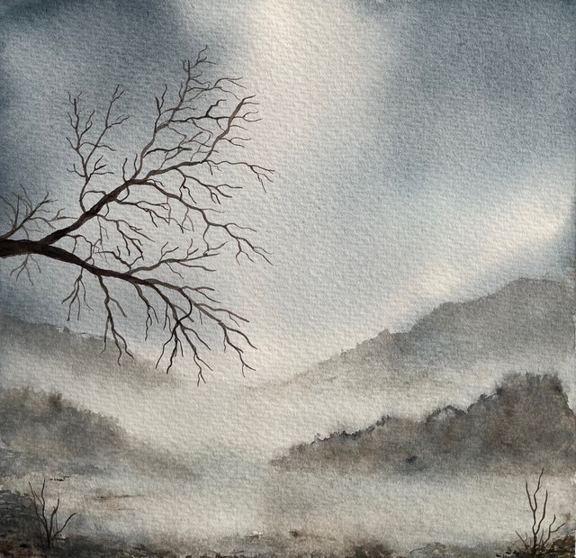 Akvarellmålning i dova grå toner som visar ett dimmigt landskap med trädgrenar i förgrunden och mjuka berg i bakgrunden.
