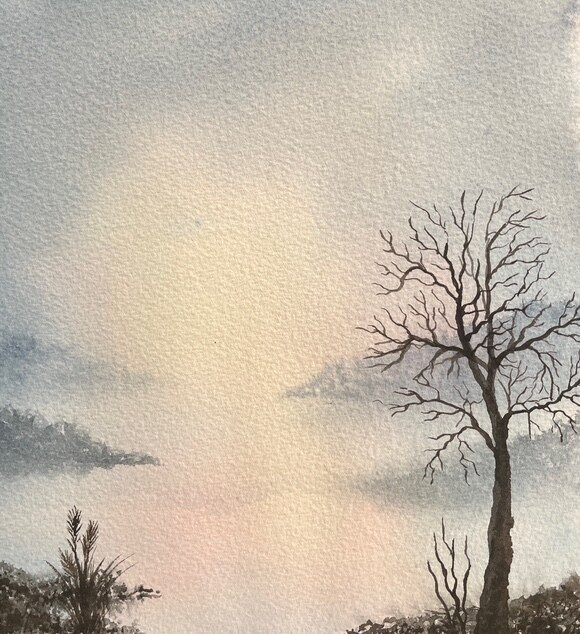 Akvarellmålning av en stilla soluppgång med kala trädgrenar i förgrunden och mjuka moln i pastelltoner.