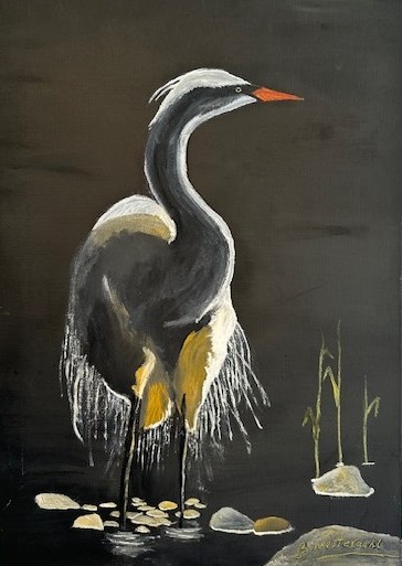 Oljemålning ‘Häger i kvällsljus’ föreställer en grå häger stående i vatten med mörk bakgrund och mjukt kvällsljus