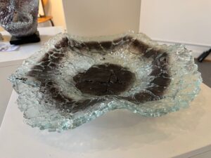 Unikt glasfat skapat av återvunnet glas. Konstnär: Larisa Thomsen