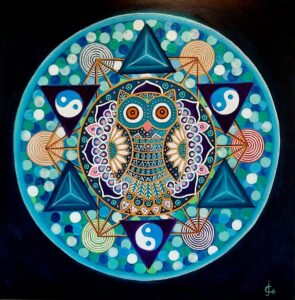Akrylmålning av en mandala med en stiliserad uggla i centrum, i blå, turkosa och guldtoner, omgiven av yin-yang-symboler och geometriska former.